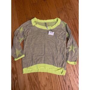 NWT Absolutely Beige & Neon Yellow Star Pattern Lightweight Sweater size small